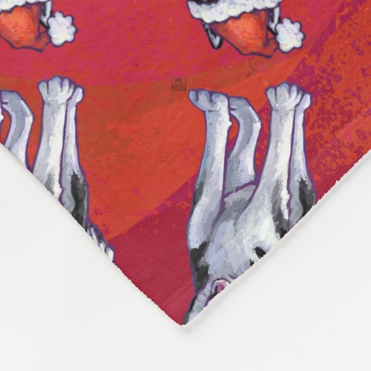 Husky in Weihnachtsmannmütze auf Rot Fleecedecke (Ecke)