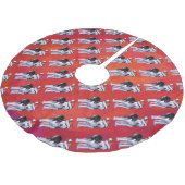 Husky in Weihnachtsmannmütze auf Rot Polyester Weihnachtsbaumdecke (Schrägansicht)