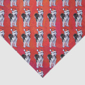 Husky in Weihnachtsmannmütze auf Rot Seidenpapier (Ausschnitt)