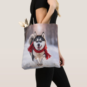 Husky läuft mit rotem Schal Tasche