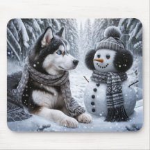 Husky und Schneemann im Winterwald
