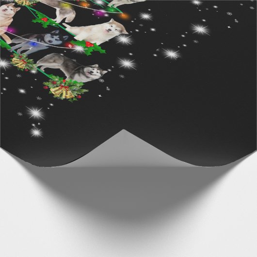 Husky Weihnachtsbaum, gedeckt von Blitzlicht Geschenkpapier (Ecke)
