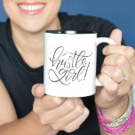 Hustle, Girl Handlettern Zweifarbige Tasse<br><div class="desc">Mach es fertig,  Mädchen! Diese lustige typografische Tasse ist die perfekte Abholung für jeden Damenchef! "Hustle,  girl" wird auf beiden Seiten handschriftlich für optimale Motivation geschrieben.</div>