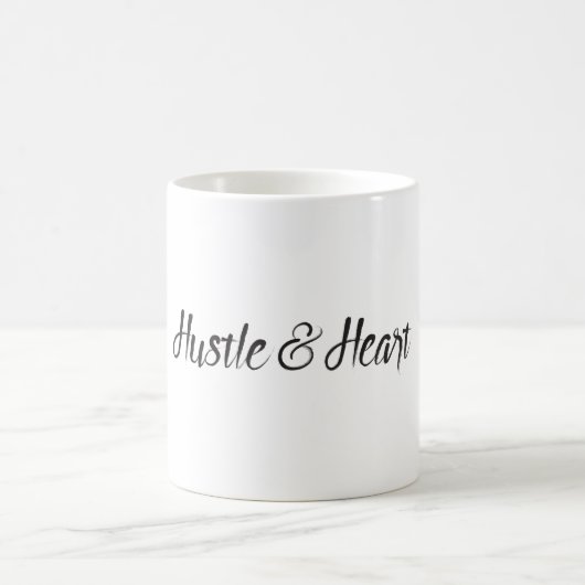 Hustle und Herztypografie Kaffeetasse (Mittel)