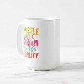 Hustle Until the Dream Hits Reality – Motivational Kaffeetasse (Vorderseite Links)