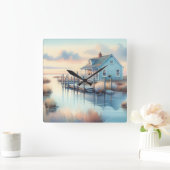 Hütte an der Küste bei Sunrise Marsh Quadratische Wanduhr (Zuhause)