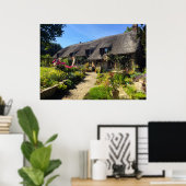 Hütte auf dem Land mit Strohdach Poster (Heimbüro)