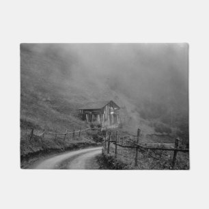 Hütte in Natur/Nebel auf dem Berg Fußmatte