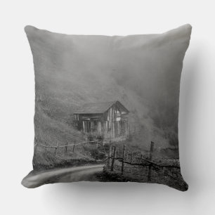 Hütte in Natur/Nebel auf dem Berg Kissen