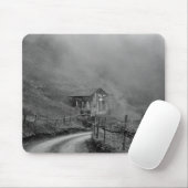Hütte in Natur/Nebel auf dem Berg Mousepad (Mit Mouse)
