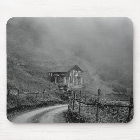Hütte in Natur/Nebel auf dem Berg Mousepad (Vorne)