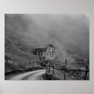 Hütte in Natur/Nebel auf dem Berg Poster
