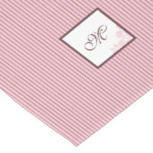 Hütte Pink Strip Rose Spitzen-Script Monogramm Mittelgroßer Tischläufer (Ecke)