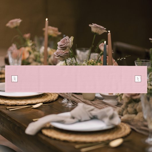 Hütte Pink Strip Rose Spitzen-Script Monogramm Mittelgroßer Tischläufer