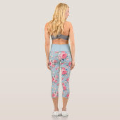 Hütte Rosa Rosen auf blauem Hintergrund Capri Leggings (Rückseite)