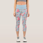 Hütte Rosa Rosen auf blauem Hintergrund Capri Leggings (Vorderseite)