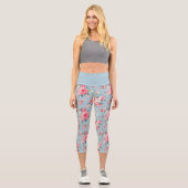 Hütte Rosa Rosen auf blauem Hintergrund Capri Leggings (Vorderseite)