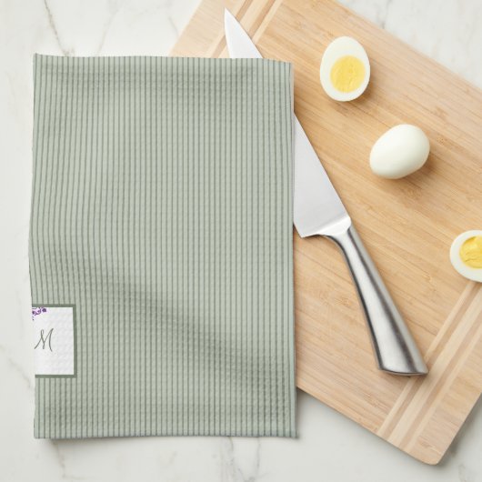 Hütte Sage Strip Lila Blumenskriptmonogramm Geschirrtuch (Viertel Falte)