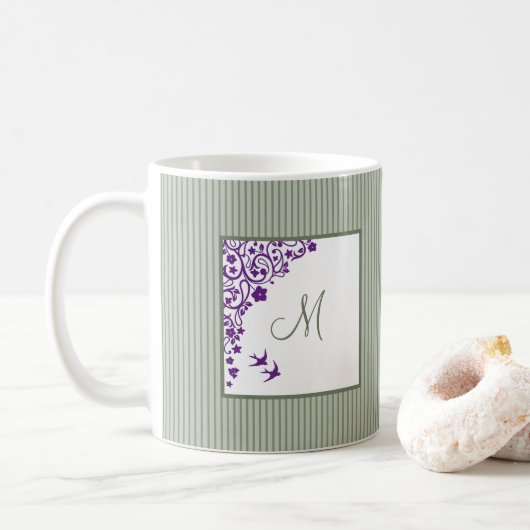 Hütte Sage Strip Lila Blumenskriptmonogramm Kaffeetasse (Mit Donut)