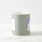 Hütte Sage Strip Lila Blumenskriptmonogramm Kaffeetasse (Mittel)