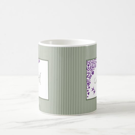 Hütte Sage Strip Lila Blumenskriptmonogramm Kaffeetasse (Mittel)