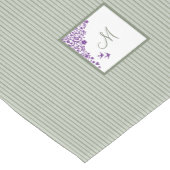 Hütte Sage Strip Lila Blumenskriptmonogramm Mittelgroßer Tischläufer (Ecke)