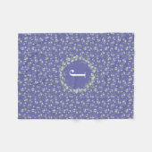 Hütte Style Periwinkle Floral Monogram Fleecedecke (Vorderseite (Horizontal))