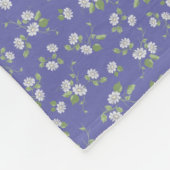Hütte Style Periwinkle Floral Monogram Fleecedecke (Ecke)