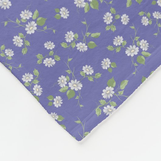 Hütte Style Periwinkle Floral Monogram Fleecedecke (Ecke)