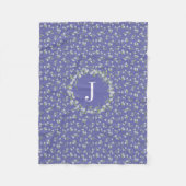 Hütte Style Periwinkle Floral Monogram Fleecedecke (Vorderseite)