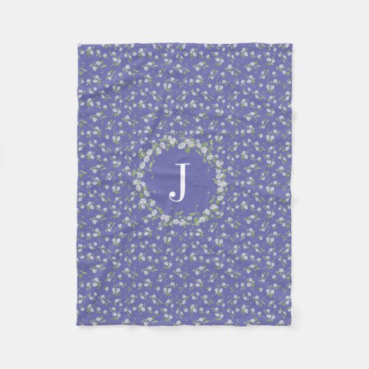 Hütte Style Periwinkle Floral Monogram Fleecedecke (Vorderseite)