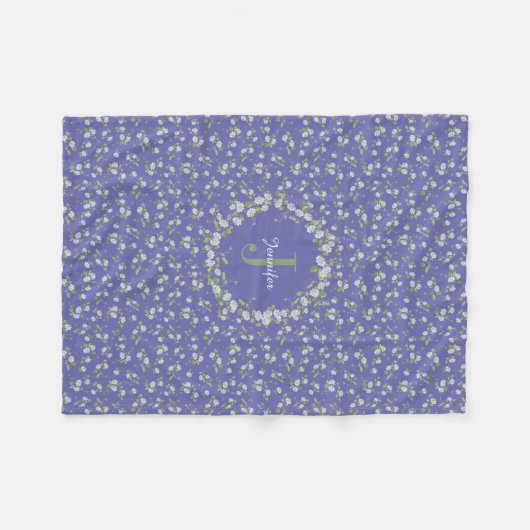 Hütte Style Periwinkle Floral Monogram Fleecedecke (Vorderseite (Horizontal))