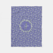 Hütte Style Periwinkle Floral Monogram Fleecedecke (Vorderseite)