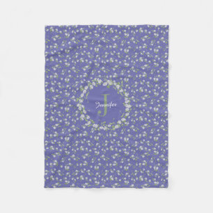 Hütte Style Very Peri Periwinkle Floral Monogram Fleecedecke