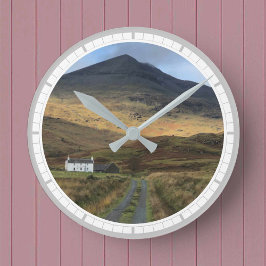 Hütte und Gebirge auf der Insel Mull (Schottland) Runde Wanduhr