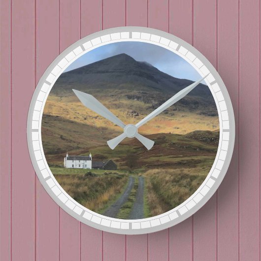 Hütte und Gebirge auf der Insel Mull (Schottland) Runde Wanduhr