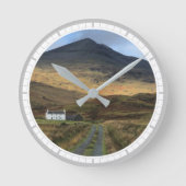 Hütte und Gebirge auf der Insel Mull (Schottland) Runde Wanduhr (Vorderseite)