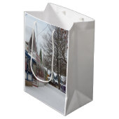 Hütten im Winter - Martha's Vineyard Mittlere Geschenktüte (Vorderseite Schrägansicht)