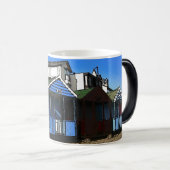 Hütten und blauer Himmel englisches Foto am Meer Verwandlungstasse (VorderseiteRechts)