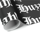 Huzzah! {Mittelalterliche Typografie} Geschenkpapier (Rolleneckpunkt)