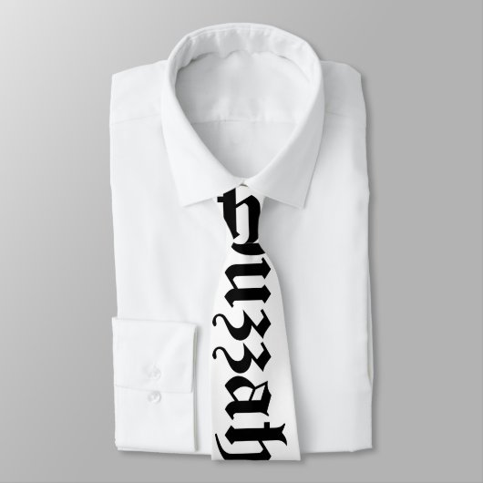 Huzzah! {Mittelalterliche Typografie} Krawatte (Gebunden)