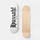 Huzzah! {Mittelalterliche Typografie} Skateboard (Vorderseite)