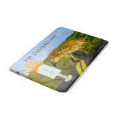 Hyäne sieht lodernde Wandsteckdose-Bad-Matte an Badematte (Schrägansicht)