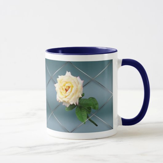 Hybrid-Tee-Rose - Blauer Hintergrund individuell a Tasse (Rechts)