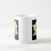Hybride weiße Blumen Tee-Rosen-"Helmut Schmidt" Kaffeetasse (Mittel)