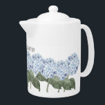 Hydrangea Blume Blühen Blühen Schönes Teapot<br><div class="desc">Beginnen Sie Ihren Tag mit dem Charme eines Nantucket-Sommers mit diesem personalisierten Teekessel aus Keramik, der wunderschön mit blühenden, blauen Hydrangeas um den Boden geschmückt ist. Ideal für morgendliche Bräune oder vornehme Nachmittagstees, bringt es eine Touch Küstenstraße zu jedem Schluck. Passen Sie es mit Ihrem Namen oder einem speziellen Satz...</div>