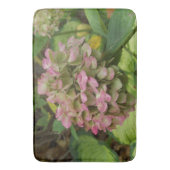 Hydrangea Blüte im Herbst mit Golden Hosta Blätter Badematte (Vorderseite Vertikal)
