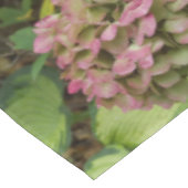 Hydrangea Blüte im Herbst mit Golden Hosta Blätter Tischdecke (Schrägansicht)