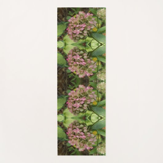 Hydrangea Blüte im Herbst mit Golden Hosta Blätter Yogamatte (Vorderseite)