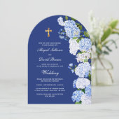 Hydrangea-Bogen bei blauer religiöser Hochzeit Einladung (Stehend Vorderseite)